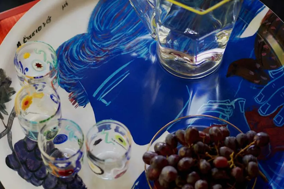 Brickor*Alekos Fassianos Bricka Under Samma Himmel