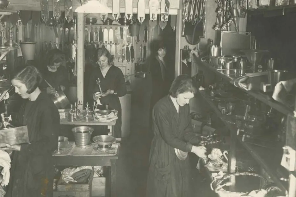 Dekorationsdetaljer|Kannor & Karaffer*Björn Trägårdh Brännvinsfisken