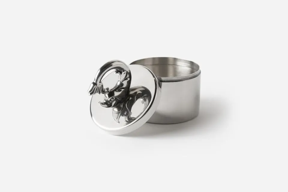 Dekorationsdetaljer|Tenndekorationer*Svenskt Tenn Burk Delfin