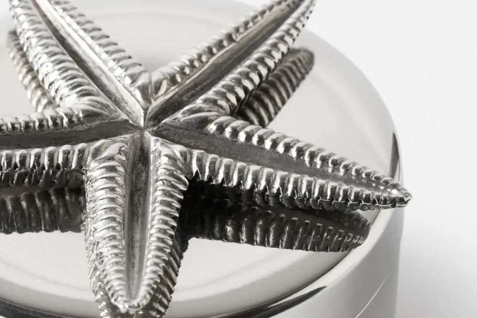 Dekorationsdetaljer|Tenndekorationer*Svenskt Tenn Burk Sjöstjärna