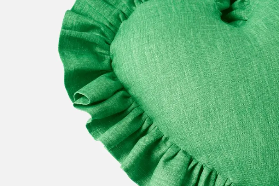 Kuddar*Svenskt Tenn Kudde Hjärta med Volang Jadegrön