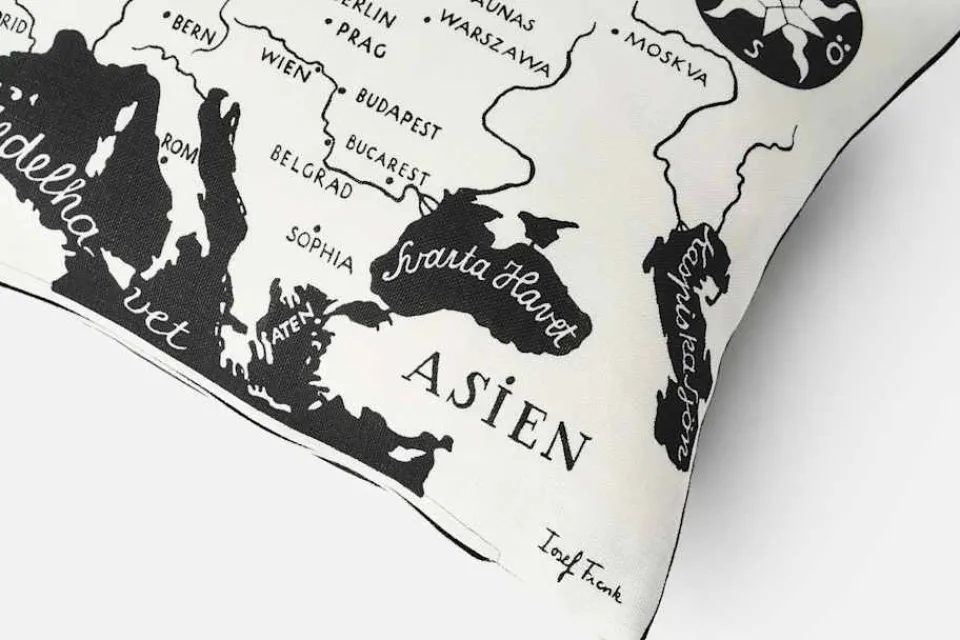 Kuddar*Josef Frank/Svenskt Tenn Kudde Världskarta Svart