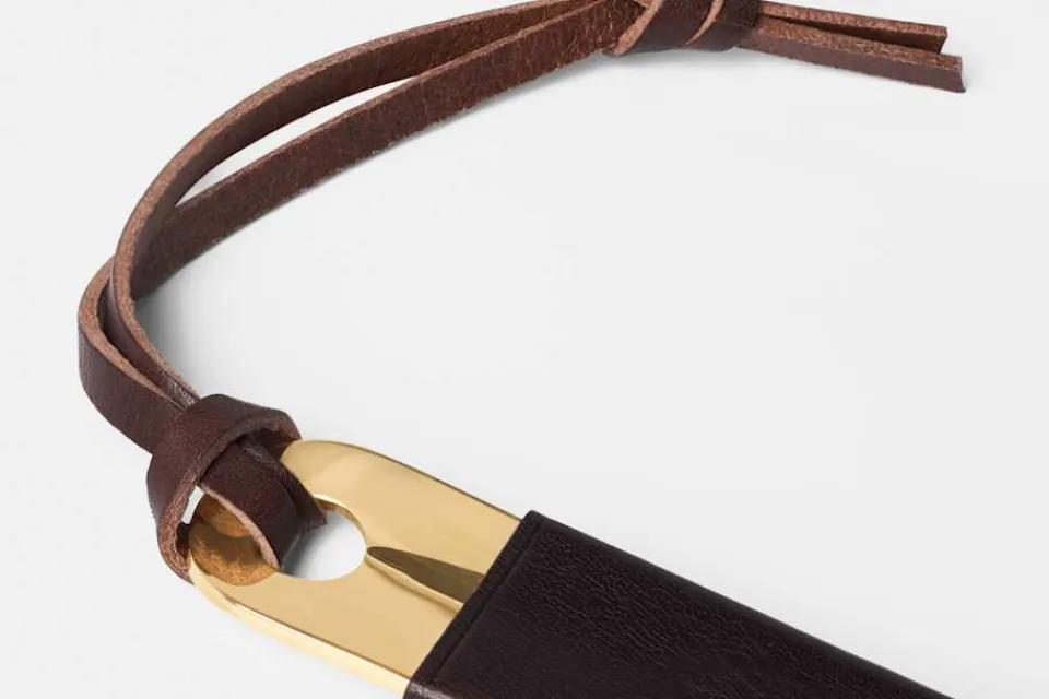 Dekorationsdetaljer*Daniel Enoksson Skohorn Adjö Brun