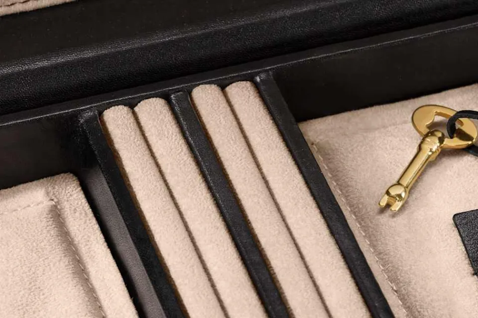 Smyckesförvaring*Svenskt Tenn Smyckeskrin Präglat Skinn Svart